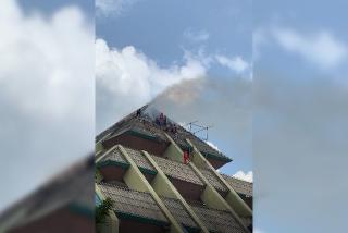 Api sudah Padam, Asap Mengepul dari Atap Masjid Agung Batam Centre