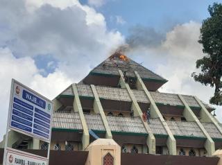Ini Dugaan Penyebab Atap Masjid Agung Batam Center Terbakar