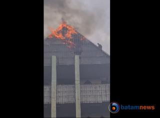 Lima Mobil Damkar Dikerahkan Padamkan Kebakaran Atap Masjid Agung BatamÂ 