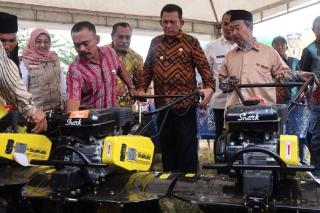 Gubernur Ansar Salurkan Bantuan Alsintan untuk Petani di Tembesi Batam