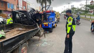 Suzuki Pickup Ringsek usai Tabrak Truk Parkir di Marchelia Batam