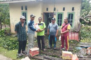 Pohon Tumbang Akibat Angin Kencang Timpa Rumah Warga Pulau Duyung di Lingga