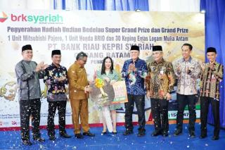 Sekda Batam Serahkan Hadiah Undian BRK Syariah Bedelau