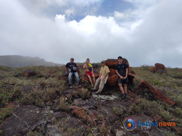 Keindahan Bukit Permata di Lingga Pukau Pendaki Tertua Asal Tanjungpinang