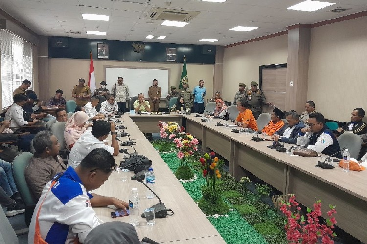 Tuntutan Ratusan Buruh saat Gelar Aksi Damai di DPRD Batam