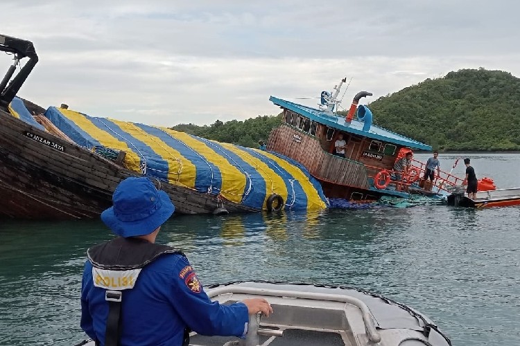Kapal Kayu KM Nizam Jaya Muatan Kelapa Karam di Perairan Belakangpadang