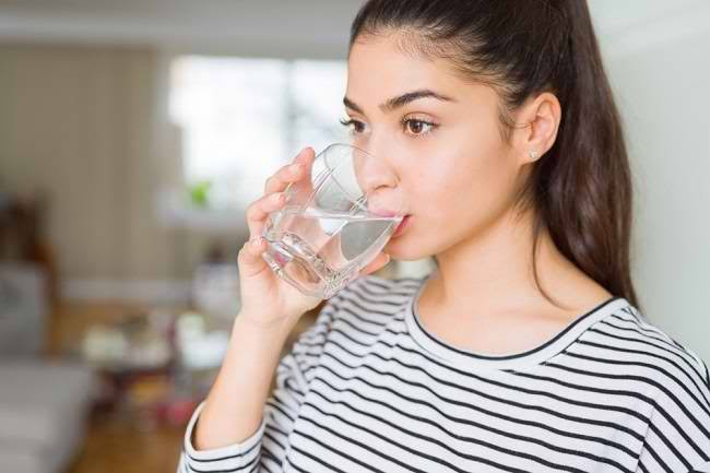 Manfaat Rutin Minum Air Putih di Pagi Hari Bagi Kesehatan