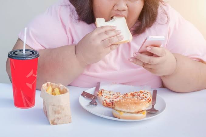 Ketahui Risiko Kebiasaan Makan Malam Terlalu Larut, Tingkatkan Resiko Obesitas
