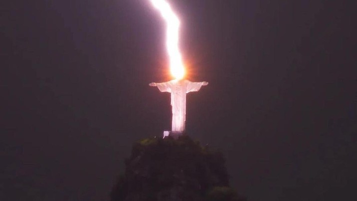 Viral Patung Yesus Disambar Petir, Ternyata Sudah Sering