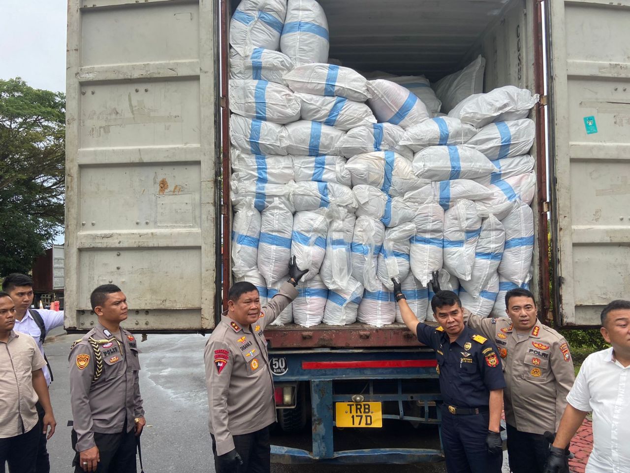 Polisi Amankan Dua Kontainer Balpres di Kawasan Industri Tunas 2 Batam