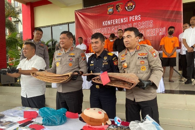 Mobil Pelangsir BBM Bersubsidi Ditangkap, 3 Orang Diboyong ke Polda Kepri