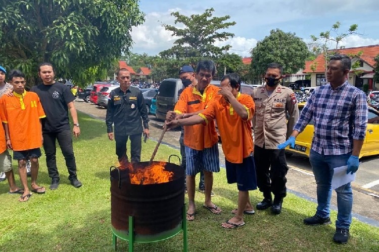 Polda Kepri Musnahkan Barang Bukti Narkoba, Ganja Seberat 886 Gram Dibakar