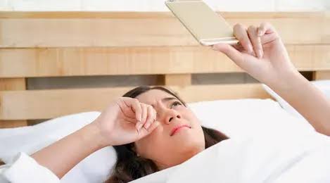 Jangan Langsung Buka HP saat Bangun Tidur, Ketahui Bahayanya Bagi Kesehatan