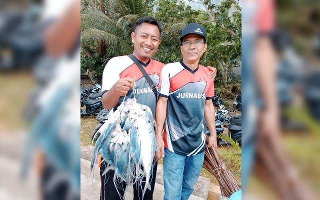 Puluhan Ekor Ikan Manyuk Rampai Merapat ke Pantai Semaros Natuna, Warga Panen