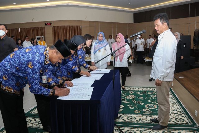 Serahkan SK CPNS Formasi 2021, Rudi: Jaga Integritas dan Jalankan Tugas dengan Tanggungjawab