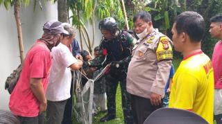 Penerjun Payung TNI Mendarat Darurat di Halaman Rumah Warga