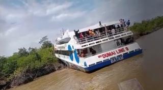 Kapal Dumai Line 9 Hilang Kendali Tabrak Pulau di Meranti