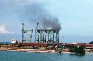 Beredar Video Crane Terbakar di Tanjungsengkuang, Nasib Operator Belum Diketahui