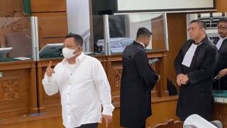 Divonis 15 Tahun Penjara, Kuat Maruf Beri Salam Metal ke Jaksa