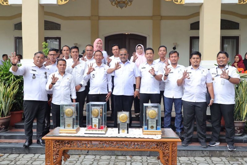 Bupati Karimun Aunur Rafiq Menyambut Kedatangan Piala Adipura