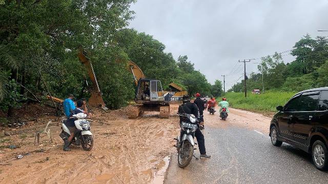 Satu Eskavator Dikerahkan Tangani Longsor di Bukit Kemuning Batam