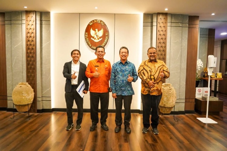 Menteri KKP Setujui Usulan Gubernur Ansar Terbitkan KKPRL Rumah Nelayan di Laut