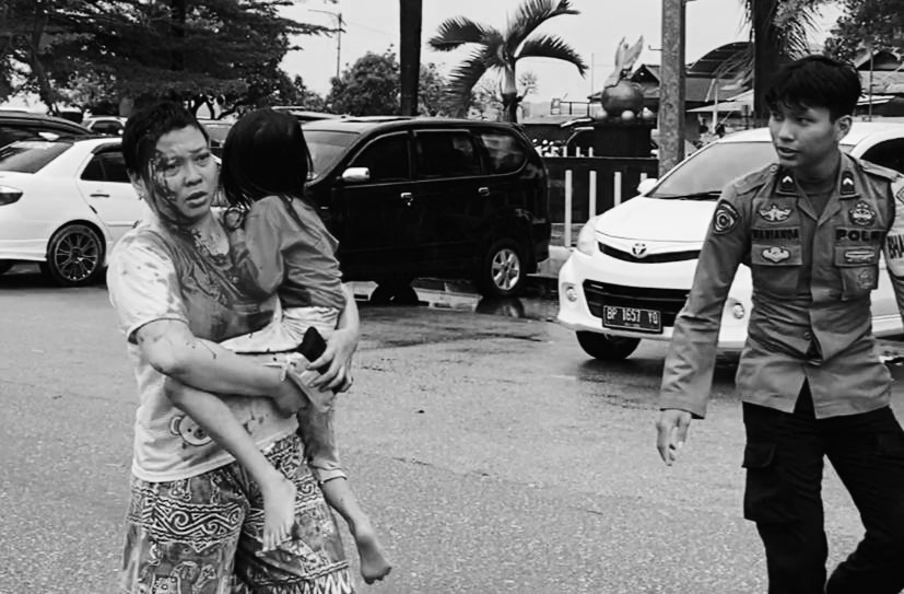Geger, Ibu-ibu Berlumuran Darah Sambil Gendong Anak di Karimun