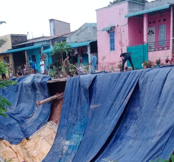 Longsor Timpa Rumah Warga di Bengkong Batam