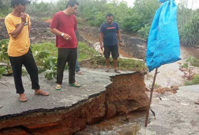 Hujan Deras, Jalan Alternatif di Pantai Timun Selat Belia Karimun PutusÂ 