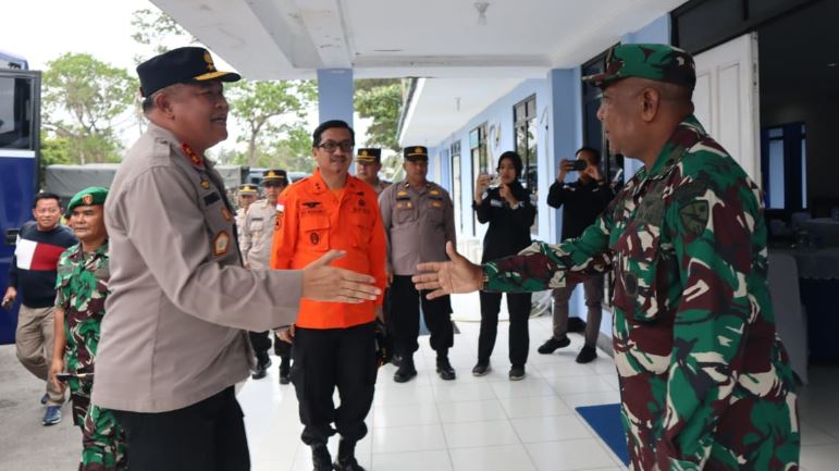 Kapolda Kepri Tiba di Natuna Cek Penanganan Bencana Longsor di Serasan