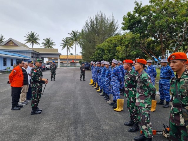 Lanud Raden Sadjad Kirim 30 Personel Bantu Tangani Longsor di Serasan