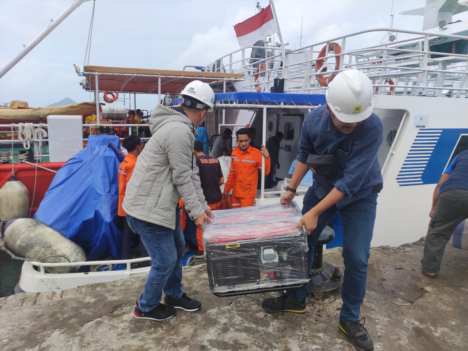 PLN Peduli Kirim Paket Sembako Hingga Pulihkan Listrik untuk Korban Longsor di Natuna