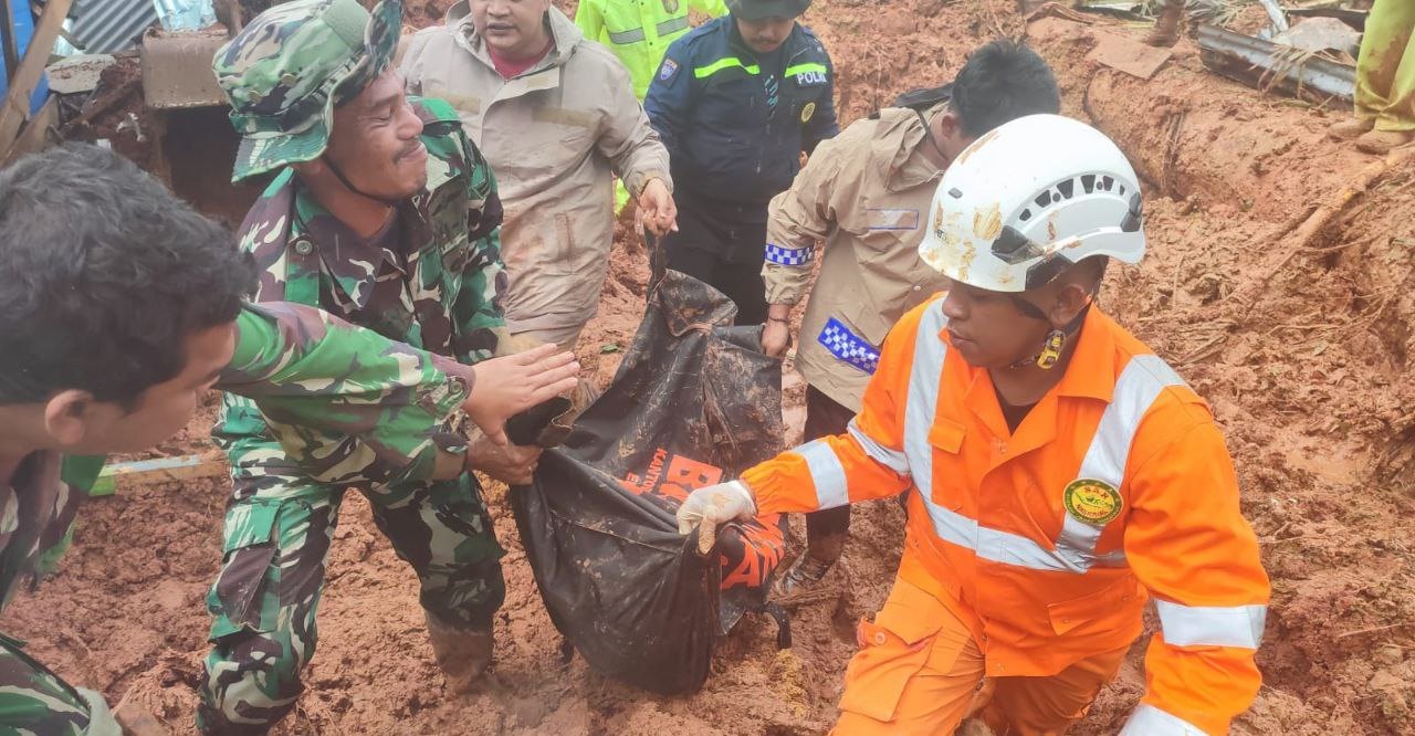 Detik-Detik Tragis Tanah Longsor di Kampung Genting Serasan