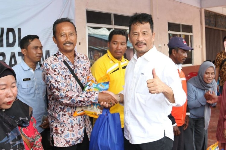 Pemko Batam Distribusikan 1.750 Paket Sembako Bersubsidi di Kecamatan Bulang