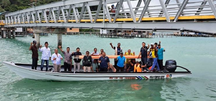 Anggota DPRD Kepri Serahkan Ambulance Boat untuk Masyarakat Pulau Terong