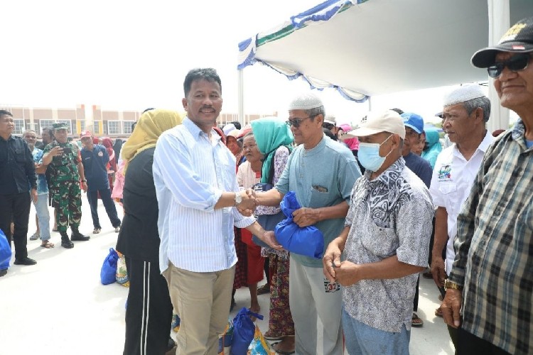 Kepala BP Batam Distribusikan 7.700 Paket Sembako Subsidi di Kecamatan Nongsa