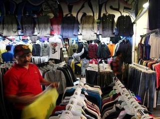 Batam Masih Jadi Surga Baju Bekas Impor, Berikut 6 Tips Berburunya 