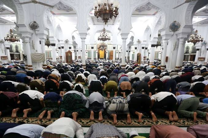 5 Tips Agar Tak Cepat Lelah saat Salat Tarawih