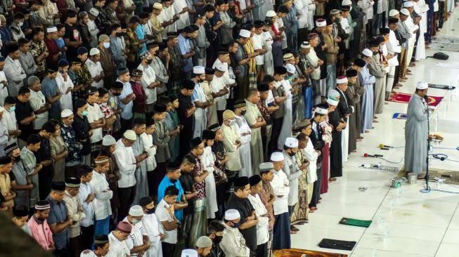 Niat Salat Tarawih Berjamaah dan Sendiri, Lengkap dengan Artinya