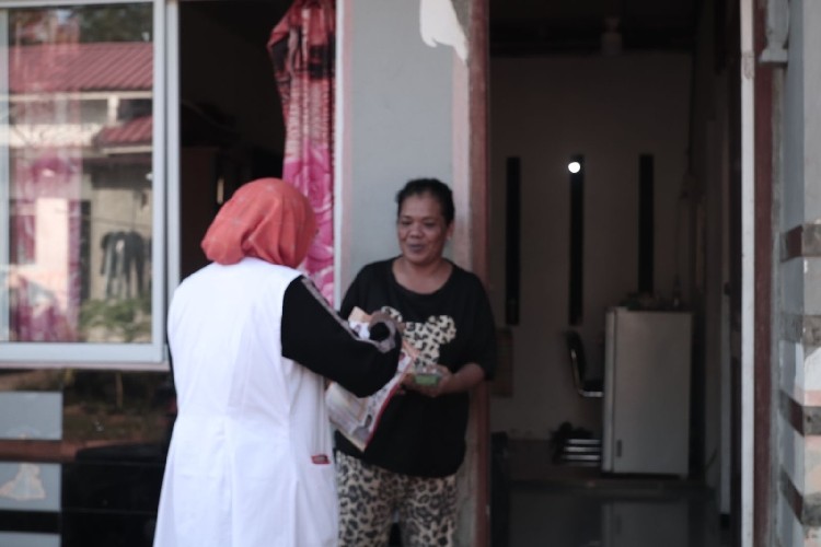 PKS Tanjungpinang Tebar Ratusan Paket Berbuka Puasa ke Rumah-rumah Warga