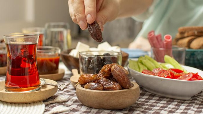 Biar Nggak Gampang Lapar Seharian, Paling Pas Makan Sahur Jam Berapa Ya?