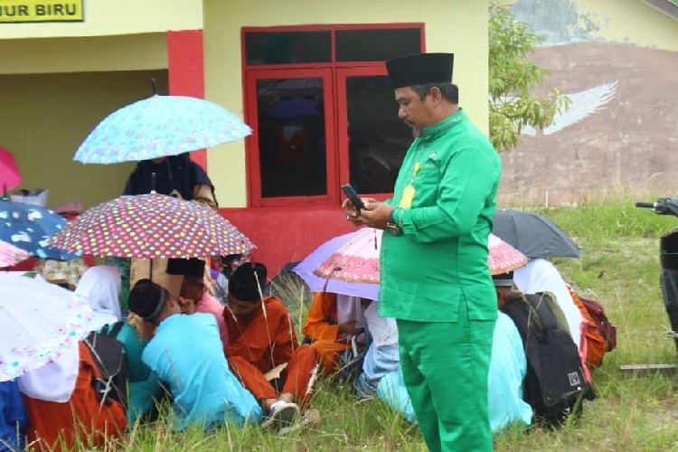 Krisis Sinyal, Pelajar SMAN 4 Tajur Biru di Lingga Gelar Ujian di Atas Bukit