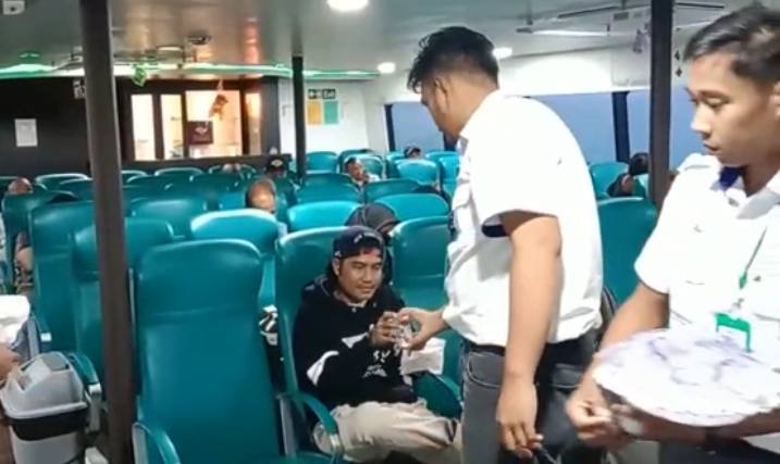 Takjil Gratis Bagi Penumpang Last Ferry MV Puteri Anggreni Johor-Karimun