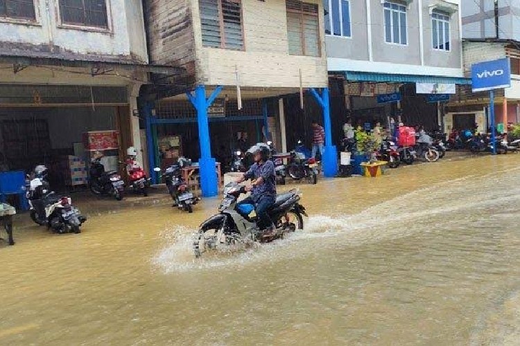 Dinas PU Lingga Gelontorkan Rp 4,5 Miliar Atasi Masalah Banjir di Dabo Singkep