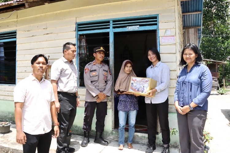 Polres Lingga Tebar Paket Sembako Bantu Warga Terdampak Kenaikan Harga Bahan Pokok