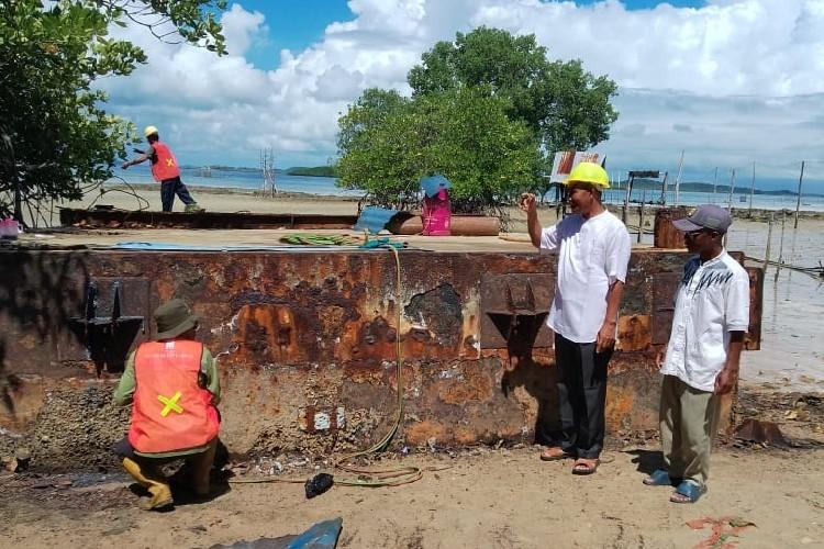 Ponton Pelabuhan Benan di Lingga yang Keropos Mulai Diperbaiki
