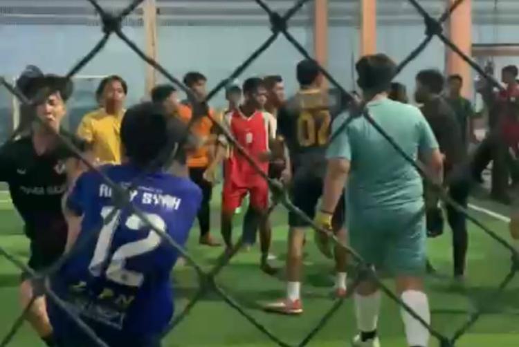 Saling Ejek Dua Kelompok Berujung Baku Hantam di Lapangan Futsal Karimun
