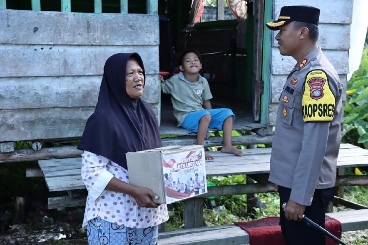 Polres Lingga Lanjutkan Tebar Paket Sembako Bantu Warga saat Ramadan