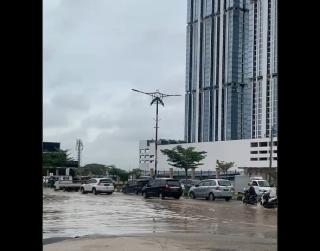 Hujan Mereda, Genangan Sisa Banjir Masih Terlihat di Simpang Frengky Batam