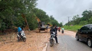 Satu Eskavator Dikerahkan Tangani Longsor di Bukit Kemuning Batam